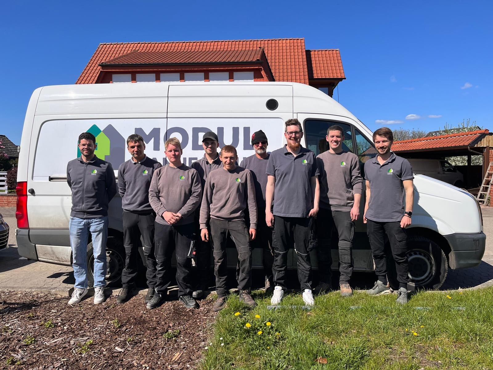 Das Team der Modulmanufaktur vor dem Firmenfahrzeug